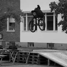 F&ouml;rs&ouml;kte tucka, gick inte s&aring; j&auml;kla bra... Foto: Markus Larsson. &Aring;kare: Simon Persson (jag).