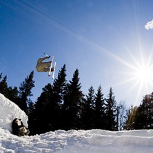 Seee s&aring; han str&auml;cker sig efter skidorna. Foto: Simon Pont&eacute;r. &Aring;kare: Sante.