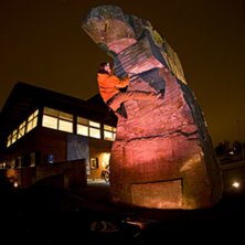 Urban Climb p&aring; en skulptur.. Foto: Gustav Mode&eacute;r Wiking. &Aring;kare: Wille Skoglund.