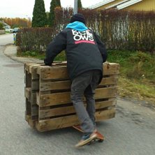 vem beh&ouml;ver k&auml;rra f&ouml;r att frakta pallar ;). Foto: Broberg.