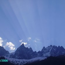 SUNLIGHT STREAMING OVER LES AIGUILLES.. Foto: magnus kastengren.