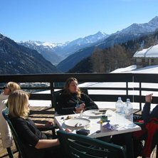 Sitter &aring; glassar &aring; &auml;ter lunch p&aring; en liten mysi. Foto: Karin Nyman. &Aring;kare: Johanna Flod&eacute;n, Lisa Ers&eacute;us, Lina Cederg&aring;rdh.