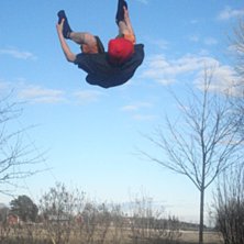 G&ouml;r en sideflip. Foto: Bella. &Aring;kare: Mee.