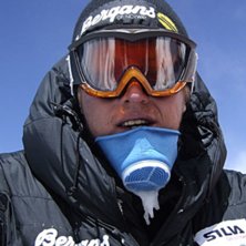 Foto: Fredrik Schenholm. &Aring;kare: 3 maj. Tomas med v&auml;rmev&auml;xlaren som v&auml;rmer upp inandingsluften. Efter att ha &aring;kt skidor fr&aring;n 7500 meter ner till Nord Colet p&aring; 7000 meter var det sk&ouml;nt att komma bort ifr&aring;n kylan och bl&aring;sten..