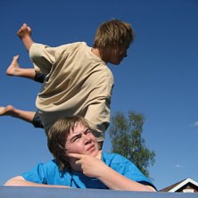drar en handplant &ouml;ver stoffe:P. Foto: isak norin. &Aring;kare: Anton Ol&eacute;n,Stoffe Matsson.