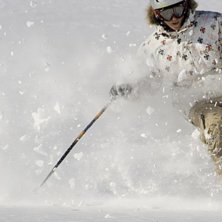 cj drar n&aring;gra goa sv&auml;ngar i pudret. Foto: Albin ASk. &Aring;kare: David Johansson.
