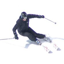 Sista sv&auml;ngen i en lite brantare offpistrepa, gry. Foto: Henrik Sunkan Sundqvist. &Aring;kare: Johan Lys&eacute;n.