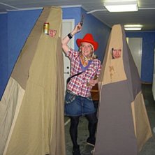 Jag och P&auml;rre utkl&auml;dda till Tipis p&aring; den &aring;rlig. Foto: ngn som h&ouml;ll i min kamera.... &Aring;kare: P&auml;rre,Mia och Johan.