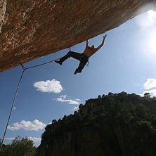 Anders str&auml;cker sig efter nyckelgreppet p&aring; en 7c. Foto: Jonas Ahlman. &Aring;kare: Anders Wilson.