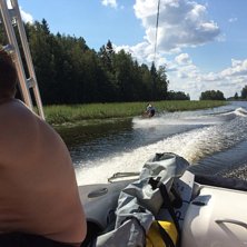 First time p&aring; wakeskate (awesome). Foto: Petra Bladin. &Aring;kare: Emil F&auml;lt.
