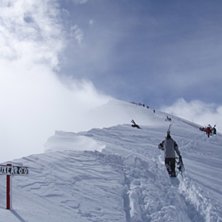 Vandrar upp f&ouml;r highland bowl en molnig dag efter. Foto: Helena Moberg.
