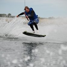 Drar en Shuvit p&aring; wakeskaten. Foto: Markus Henriksson. &Aring;kare: Linus Ferm.