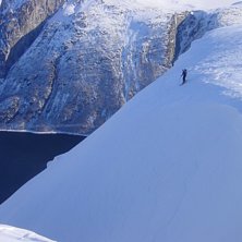 Ett brant l&aring;ngt &aring;k ner mot fjorden.. Foto: Krister Jonsson. &Aring;kare: Andreas Fransson.
