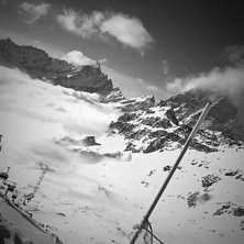 Satt i T-shirt p&aring; toppen och f&ouml;rde walkitalkie-k. Foto: Niklas Hultstr&ouml;m. &Aring;kare: Matterhorn, lift.