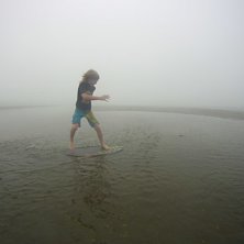 skimboard i dimman. Foto: Felix b&auml;vermark. &Aring;kare: kusin fabian.