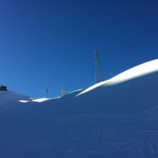 Bl&aring; himmel vid James Bond Liften.
