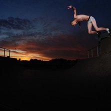 Halvnaken kickturn p&aring; vertdelen av minirampen i T. Foto: Anton Svanborg. &Aring;kare: Daniel Meius.