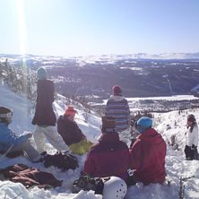 vi e hela g&auml;nget uppe o bygger hopp f&ouml;r o shredd. Foto: Tess. &Aring;kare: hela g&auml;nget.