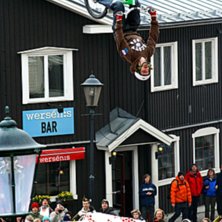 Linus drar p&aring; med en clean h&ouml;g BackFlipp.... Foto: Benjamin Johansson. &Aring;kare: Linus Sj&ouml;holm.