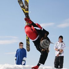 Niklas Granlund f&ouml;rs&ouml;ker sig p&aring; en handplant :). Foto: Martin Nor&eacute;n. &Aring;kare: Niklas Granlund.