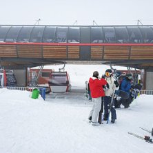 P&aring; passet mellan bergssidornam&ouml;ter kabinliftarna.