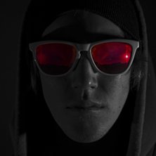 tog en l&auml;slampa och en riktigt d&aring;lig golvlampa o. Foto: Mikael Bergsten (jag). &Aring;kare: Rasmus Sunesson (Raaz).