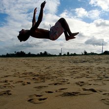 jag g&ouml;r en bak&aring;tvolt p&aring; stranden . Foto: Wiliam. &Aring;kare: jag.