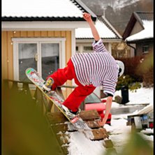 Tr&auml;dg&aring;rdsjibbing under p&aring;sklovet :). Foto: Joakim Croy. &Aring;kare: Rickard Croy.