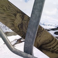 Han bet tag i liftstolen men jag lyckades slita mi. Foto: Janne Vikberg. &Aring;kare: jAKnne vikbENEMYrg.