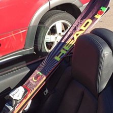 Skidor i en cabriolet.