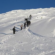 En suver&auml;n dag p&aring; skutan, liten hike till ett of. Foto: Rickard Johansson. &Aring;kare: En hel h&ouml;g med freeriders =).