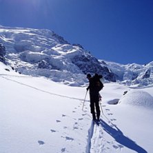 P&aring; v&auml;g upp p&aring; MtBlanc. Foto: Gabriel Riva. &Aring;kare: Fredrik Persson.
