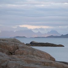 Kv&auml;ll vid Kabelv&aring;g, fina berg och fint ljus l&aring;n. Foto: Gustaf Karlsson.