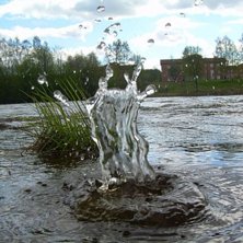 n&auml;r liza och jag var i &auml;lven :D . Foto: Caroline lundstr&ouml;m. &Aring;kare: vatten ,.