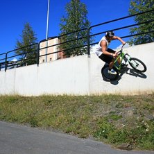 Wallride i sommar solen.. Foto: Viktor Bj&ouml;rklund. &Aring;kare: Emil Moberg.