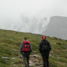 Vi ska ner en bit i dalen rakt framm&aring;t och senare. Foto: Robert Grann.