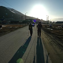 L&ouml;rdagkv&auml;ll kl 21.30, p&aring; v&auml;g fr&aring;n fj&auml;llet ti. Foto: Erik Rodesj&ouml;. &Aring;kare: Solfrid H&aring;kenstad, Bj&ouml;rn Dettwiler.