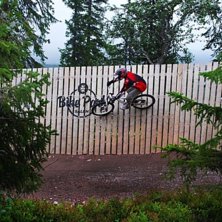 Wallriden i Rodelbanan i S&auml;lens Bike Park. Foto: Peter Withfeldt.