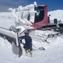 Arvid poserar vid en favorit som han hittade p&aring; �. Foto: Thomas Skoglund. &Aring;kare: Arvid Skoglund 3,5 &aring;r.