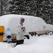 Gr&auml;ver fram bilen i Tahoe.