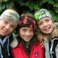 V&aring;ra s&ouml;ta modeller =). Foto: Emma Arnesson. &Aring;kare: Pannband som vi s&auml;ljer.