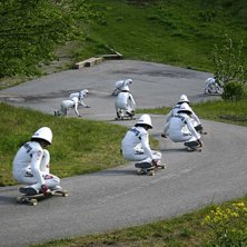 En sekvensbild p&aring; Erik n&auml;r&aring;ker longboard i en v. Foto: Martin Klawitter. &Aring;kare: Erik Lundberg.