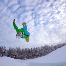 Adam river av en bs rodeo i det &ouml;vre hoppet i sva. Foto: Fredrik Bergqvist. &Aring;kare: Adam Hermansson.