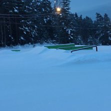 Parken er &aring;pen!
Vi har satt opp 8 rails og 6 hopp.