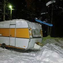 K&ouml;p en husvagn !&amp;quot;. Foto: Hasse Hans Karlsson. &Aring;kare: Jag.