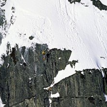 Pata stompar ett 15 meters drop. Foto: martin S&ouml;derqvist. &Aring;kare: patrik sundberg.