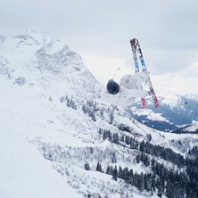 mitt f&ouml;rsta f&ouml;rs&ouml;k p&aring; en backflip. Foto: sandra. &Aring;kare: rebecka westerberg.