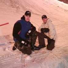 Vi &auml;r ute och &aring;ker SledDogs!. Foto: Vet ej pistvvakt i hammarbybacken. &Aring;kare: Richard Noren och Chris Rolph.