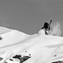 Erik Graf knallar till ett &aring;k. Foto: Marcus Olsson. &Aring;kare: Erik Graf.