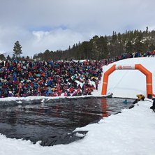 Mange kom over og mange fikk sitt f&oslash;rste bad :)
I.